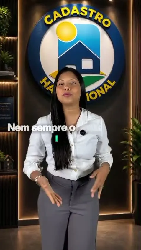 Família chegando ao novo imóvel com caixas de mudança